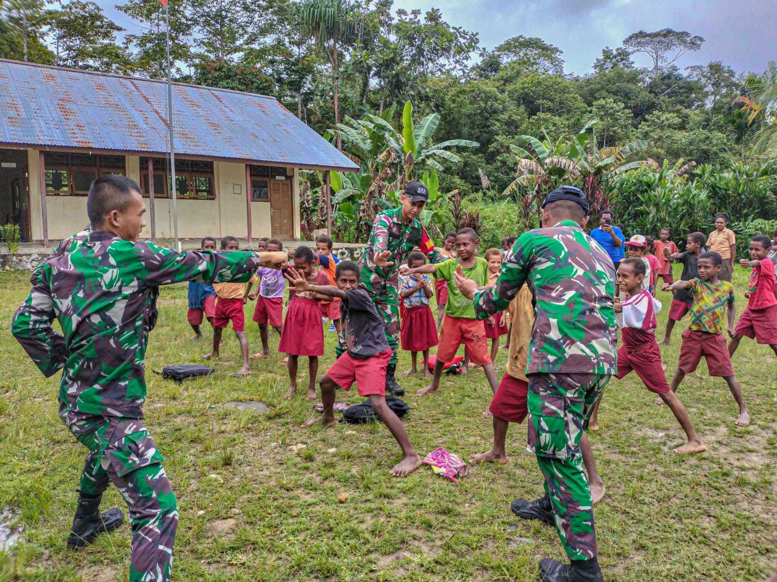 Satgas Yonif 132/BS Memperkenalkan Seni Bela Diri Kepada Anak-Anak di Perbatasan Papua
