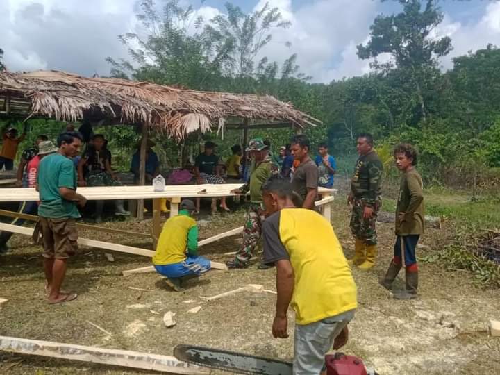 Kompak, Anggota TNI Bersama Warga Suku Tobelo Dalam Pembuatan Tempat Berkumpul/Pertemuan, Persiapan Kunjungan Danrem 152/Baabullah
