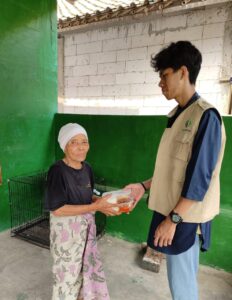 Distribusi Menu Gizi Untuk Lansia dan Dhuafa di sekitar kantor GMMI cabang Bekasi 