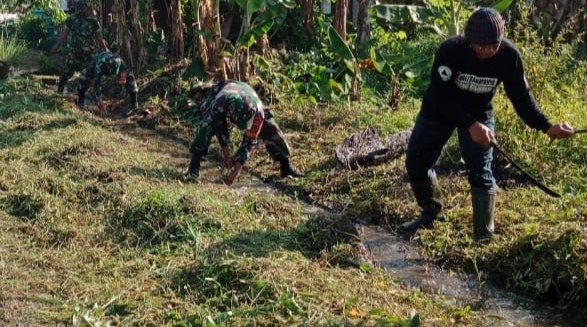 Koramil Haruyan Menyatu Dengan Alam, Pembersihan Lingkungan Di Mangunang Seberang