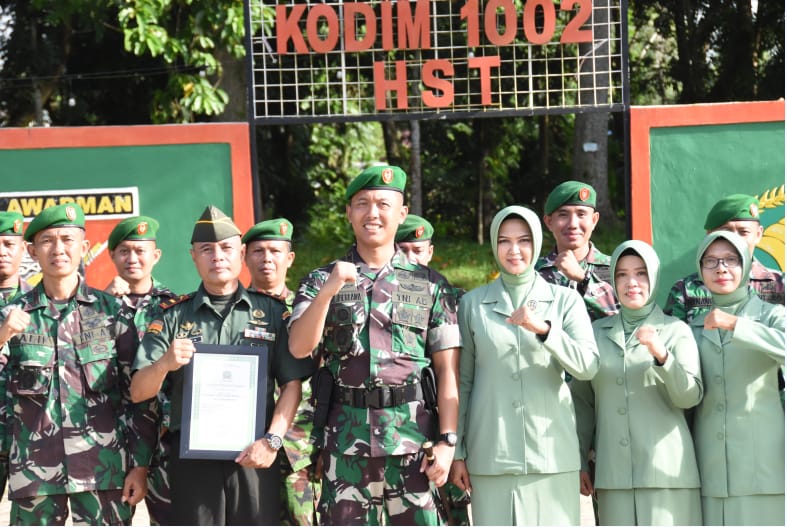 Dandim 1002/HST Berikan Perhargaan Kepada Anggota Purna Tugas Dan Pindah Satuan