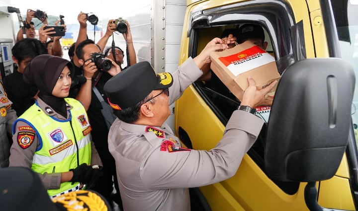 Wakapolri Cek Arus Mudik via Udara dan Command Center, Pastikan Ribuan Pos Ketupat Siap Beroperasi