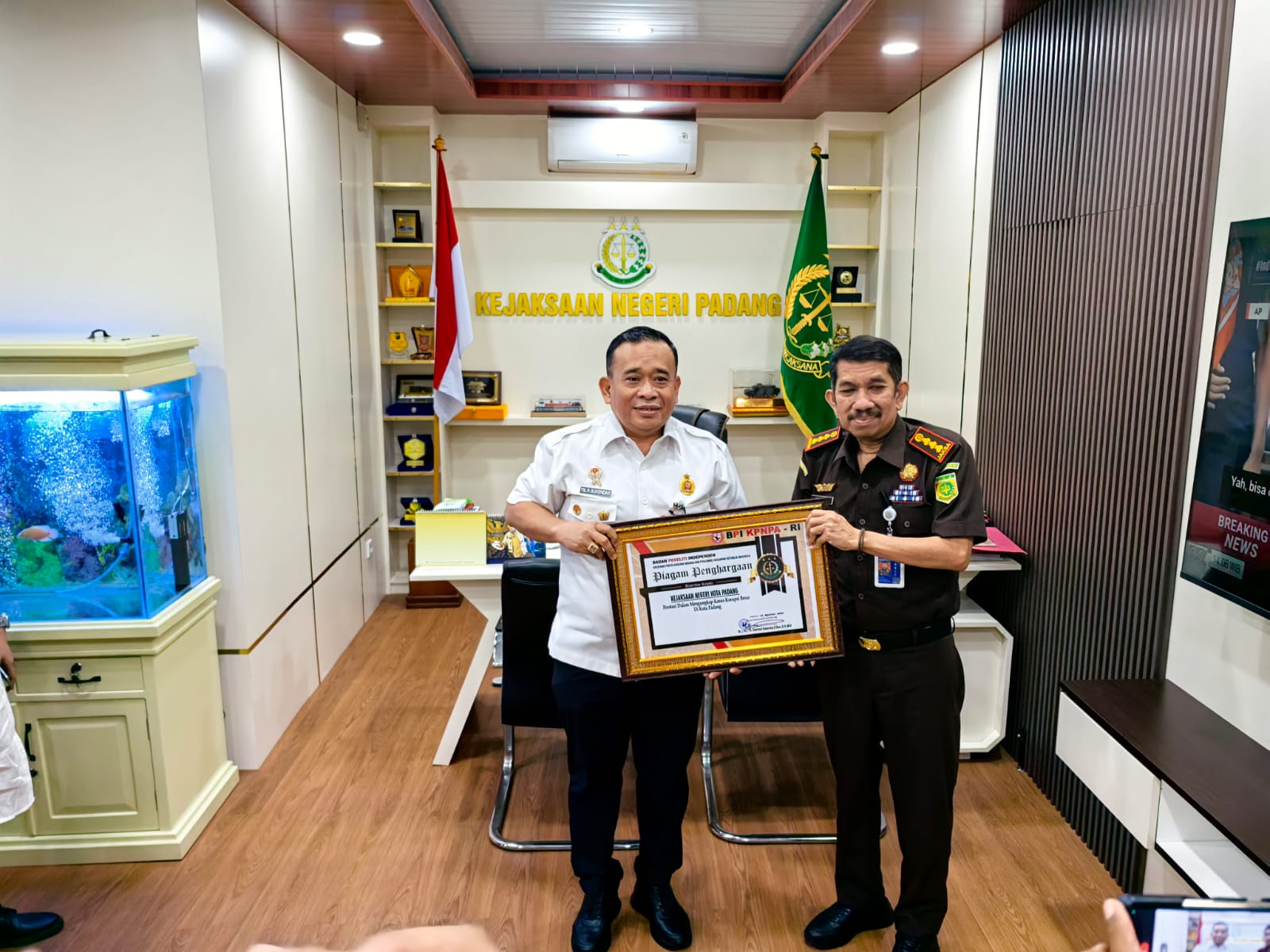 BPI KPNPA RI Berikan Penghargaan kepada Kejari Padang atas Prestasi Ungkap Kasus Korupsi Mega Korupsi BSN