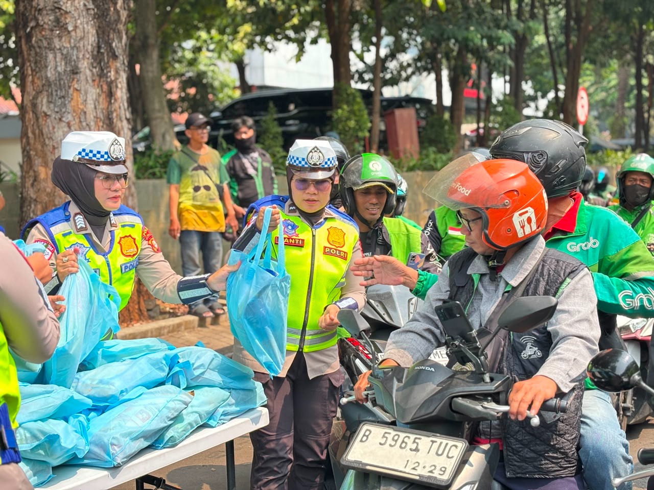 Polda Metro Jaya Pererat Silaturahmi dengan Pengemudi Ojol di Depan Gedung Promoter