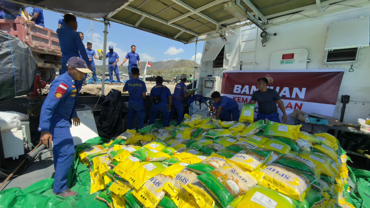 Polri Distribusikan Bantuan Logistik Kapolri untuk Korban Gempa di Pulau Flores
