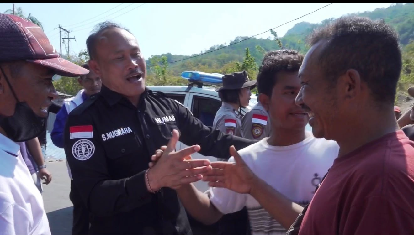 Bantuan Belum Tiba, Warga Blokade Jalan Wae Pesi; Polisi Redam Situasi dengan Dialog