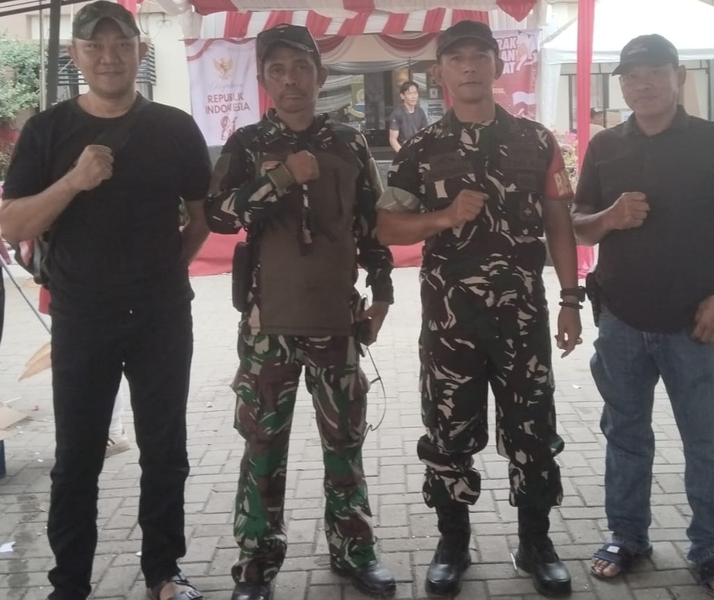 Dalam Rangka HUT RI ke-81, Babinsa Parung Serab Bersama Tim Siaga Amankan Gerak Jalan Santai