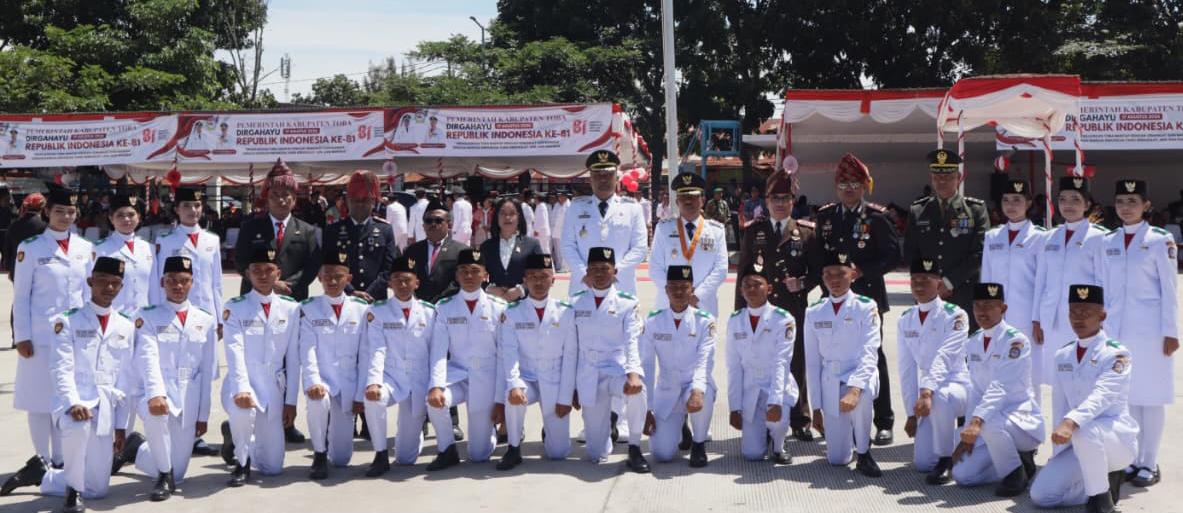 Kapolres Toba Didampingi Ketua Bhayangkari Hadiri Pawai Karnaval HUT RI Ke 81