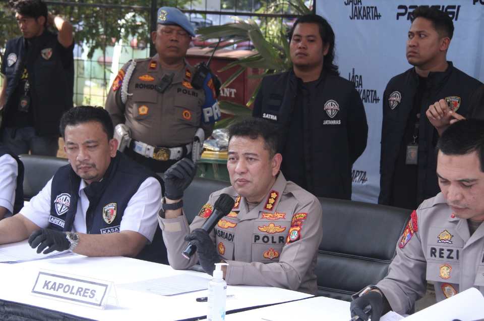 Modus Ganjal ATM dan Intip PIN, Polres Jakbar Bekuk Sindikat Tukar Kartu
