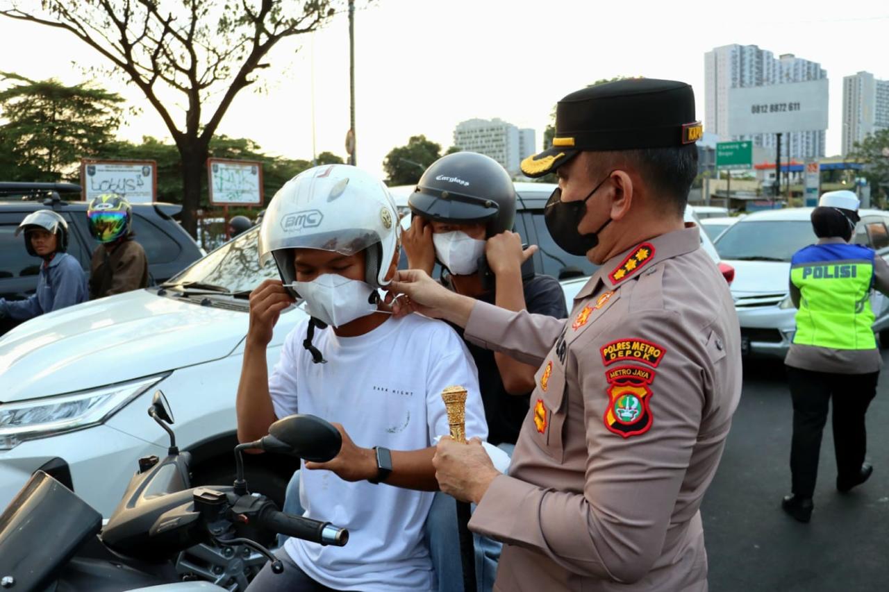 Abu Vulkanik Anak Krakatau Capai Depok, Polres Metro Depok Bagikan Masker