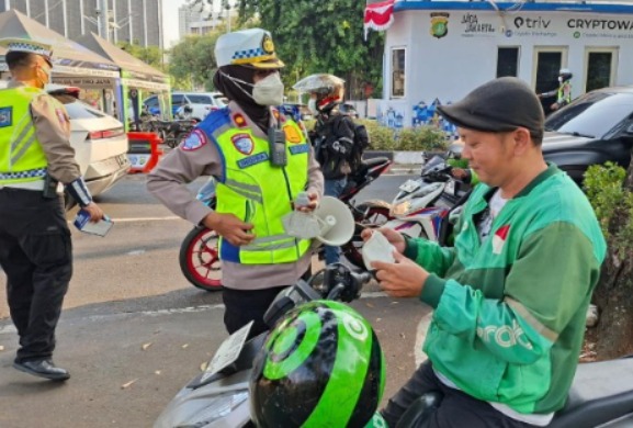 Puluhan Ribu Masker Dibagikan, Ditlantas Polda Metro Jaya Perkuat Perlindungan Pengemudi Ojol dan Wajib Pajak