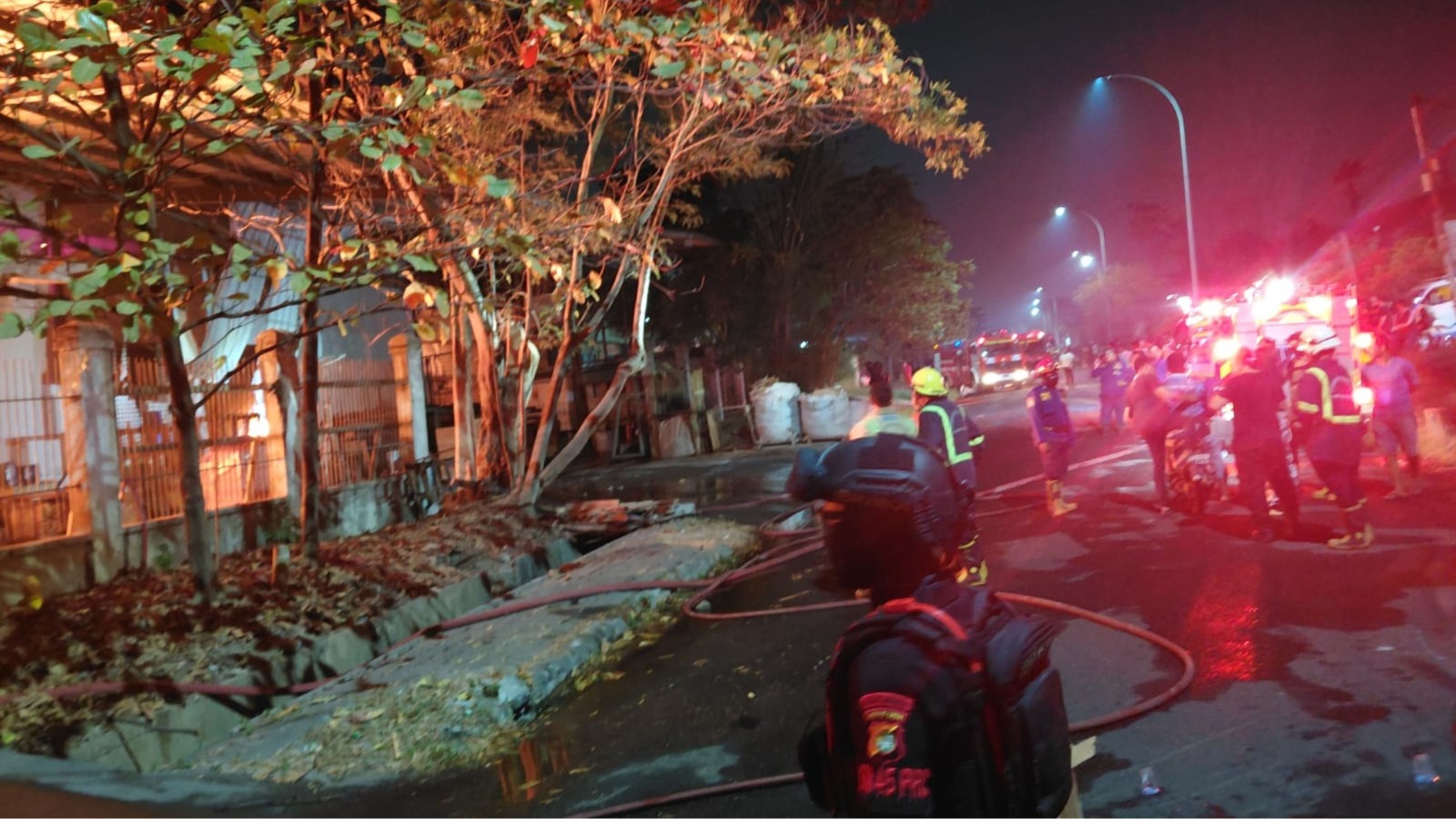 Kebakaran Pabrik PT Surya Lestari Sinar Makmur, Brimob Polda Metro Jaya Respons Cepat dan Siaga hingga Pagi