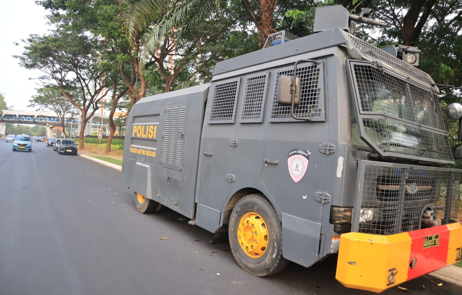 Abu Vulkanik Anak Krakatau Ganggu Jalan Kota Bekasi, Sat Samapta Turunkan Water Cannon