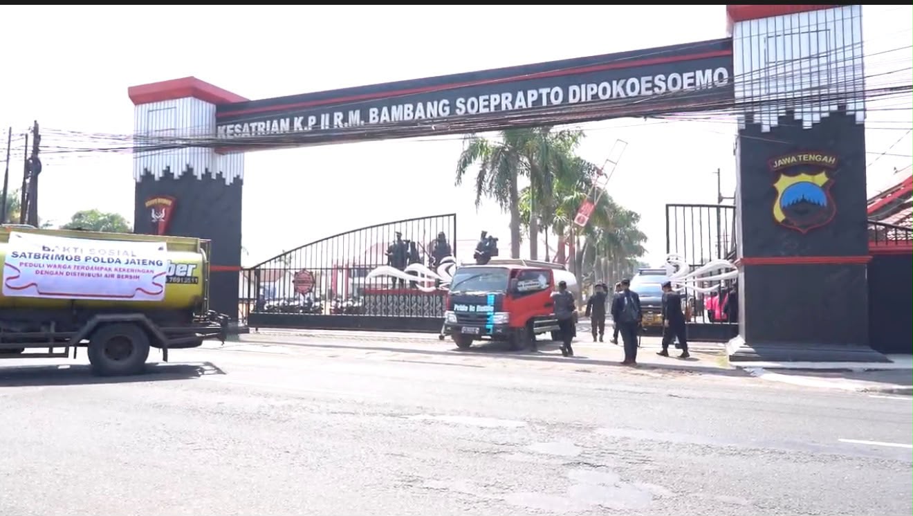 Brimob Jateng Salurkan Ratusan Ribu Liter Air Bersih untuk Warga Terdampak Kekeringan