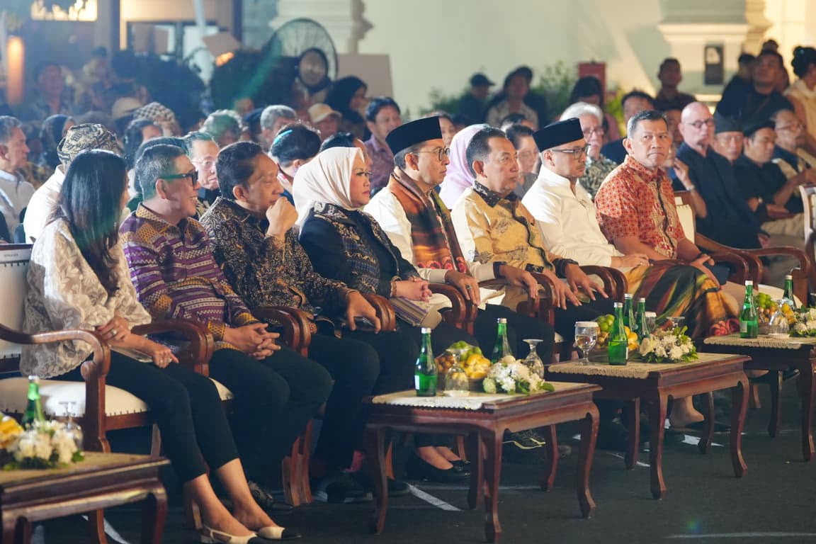 Bersimpuh di Kaki Para Guru, Kapolri Saksikan Jejak Spiritualitas dan Budaya dalam Karya Nasirun