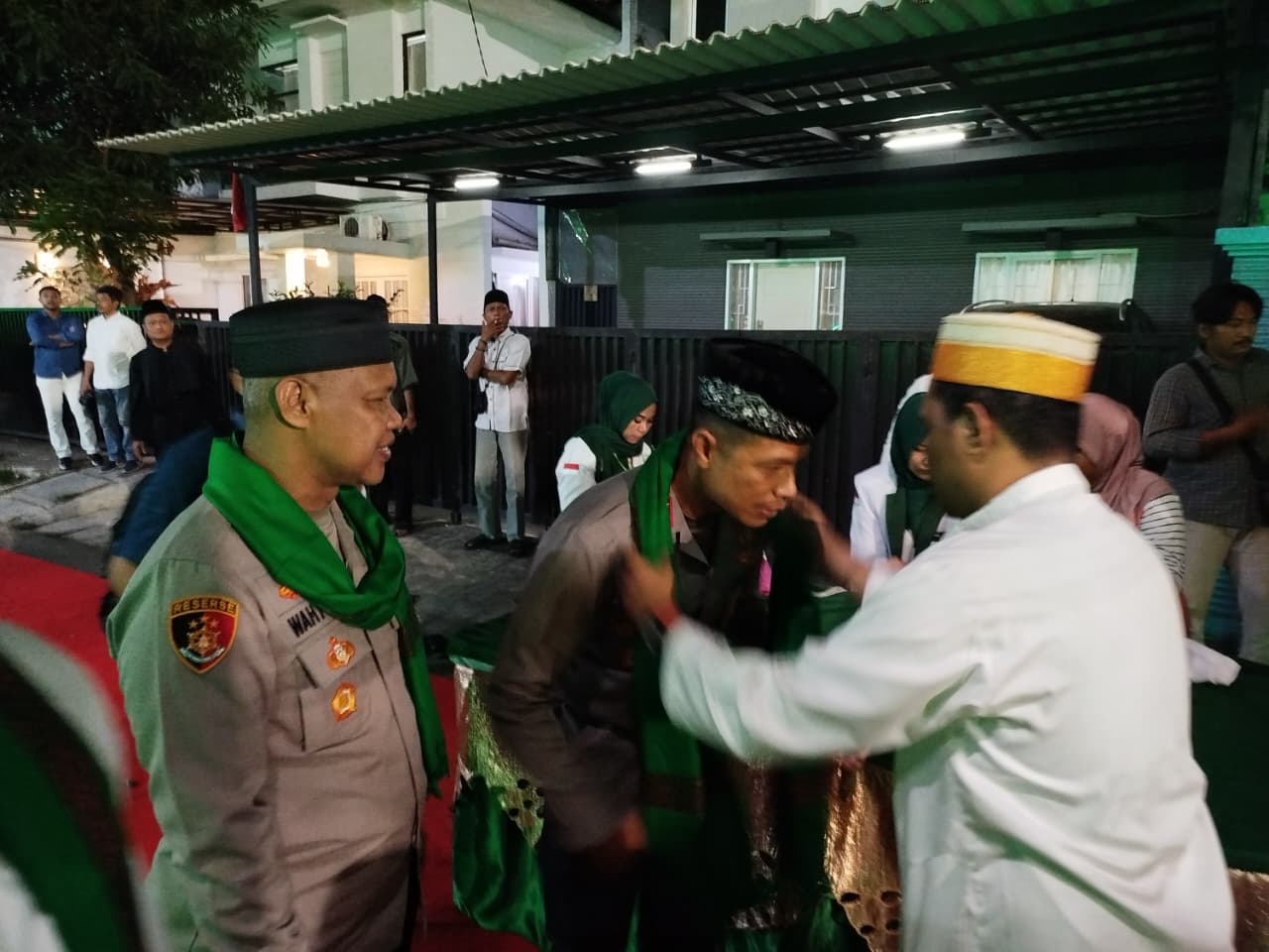 Dampingi Wakapolres, Kapolsek Pondok Gede Pastikan Keamanan Maulid Akbar Sukses dan Kondusif