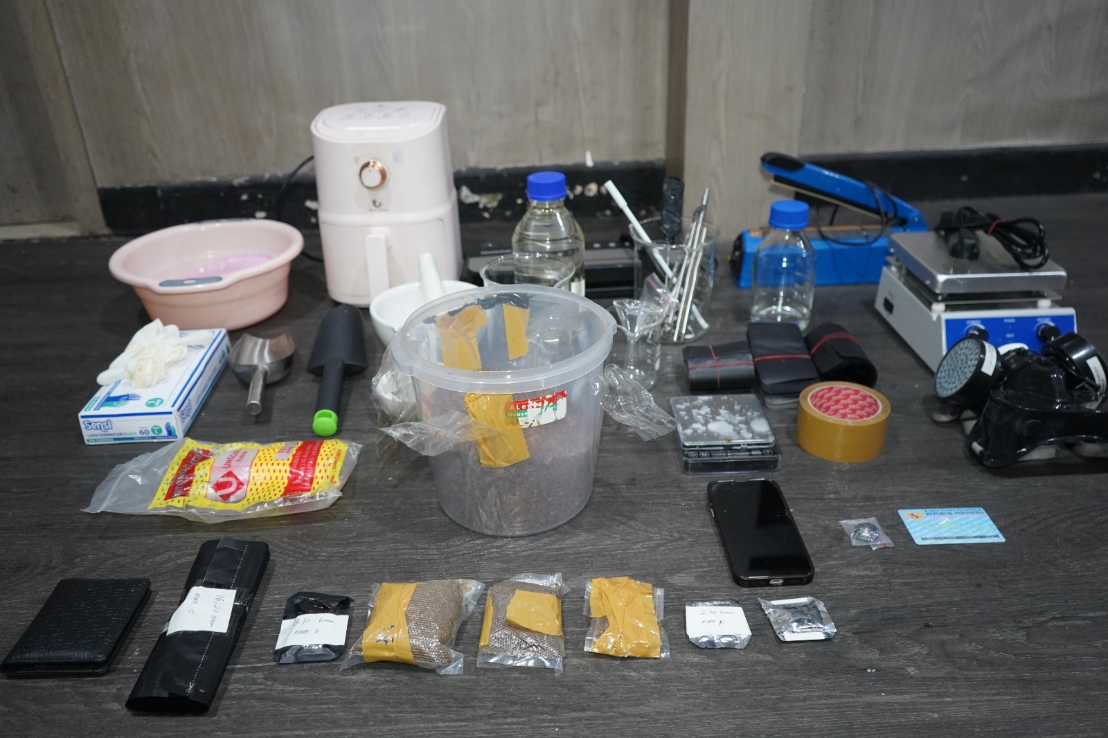 Direktorat Reserse Narkoba Polda Metro Jaya Ungkap Clandestine Lab Tembakau Sintetis di Gambir