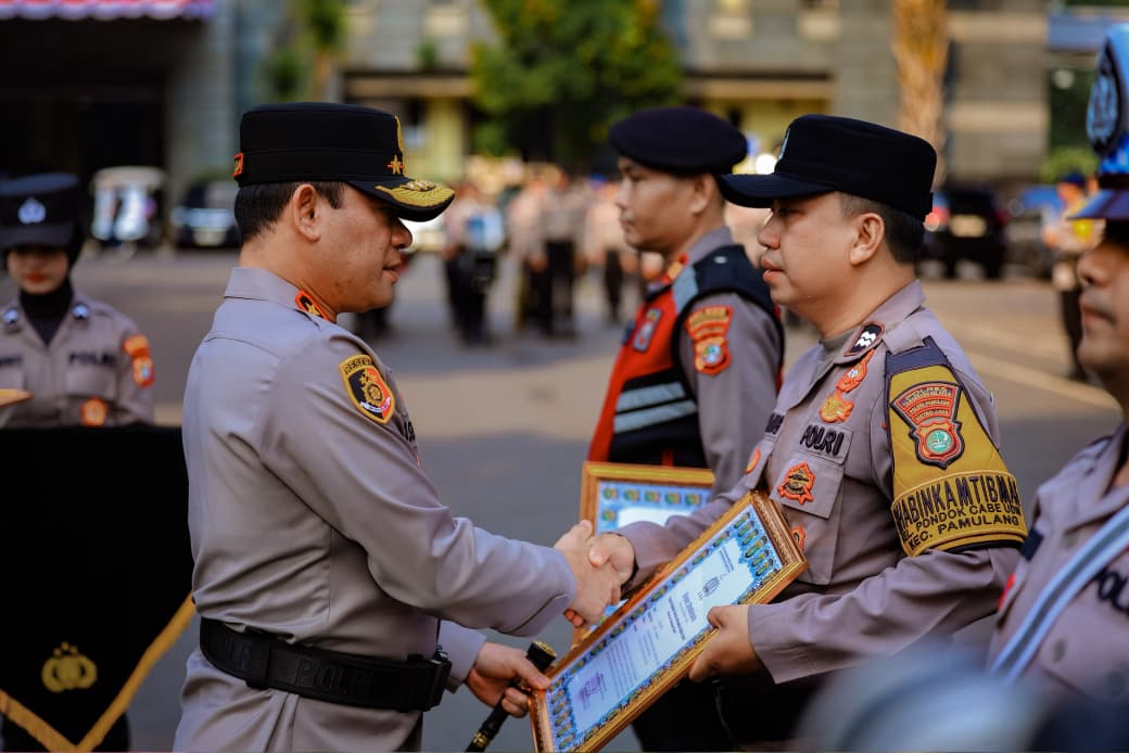 Kapolda Metro Jaya Asep Edi Beri Penghargaan kepada Tiga Polisi yang Sigap Bantu Warga