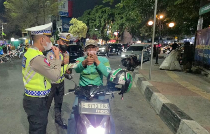 Abu Vulkanik Berpotensi Terpapar di Bekasi, Polisi Bergerak Bagikan Masker