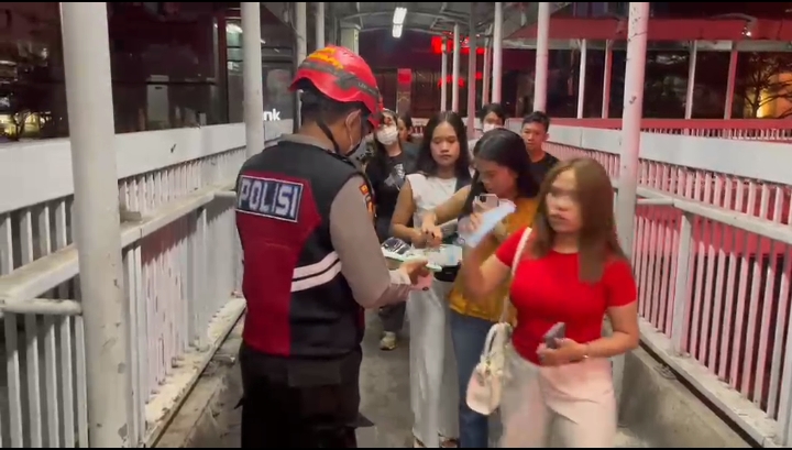 Antisipasi Debu Vulkanik Anak Krakatau, Ditsamapta Polda Metro Jaya Bagikan Masker