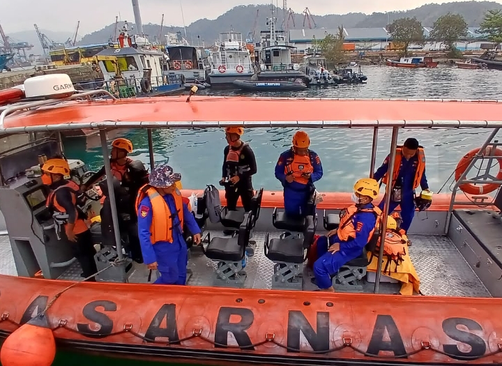 Hari Kedua, Polda Lampung Perluas Pencarian 5 Wartawan dan 3 Kru Kapal yang Hilang di Selat Sunda