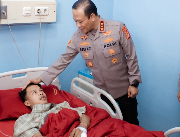 Luka Tembak dan Kecelakaan Saat Bertugas, Kapolda Metro Jaya Jenguk Tiga Anggota di RS Polri