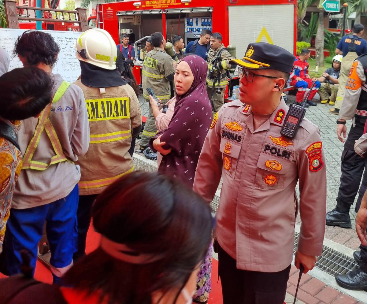Petugas Gabungan Evakuasi Penghuni Saat Kebakaran Apartemen Pavilion Tanah Abang