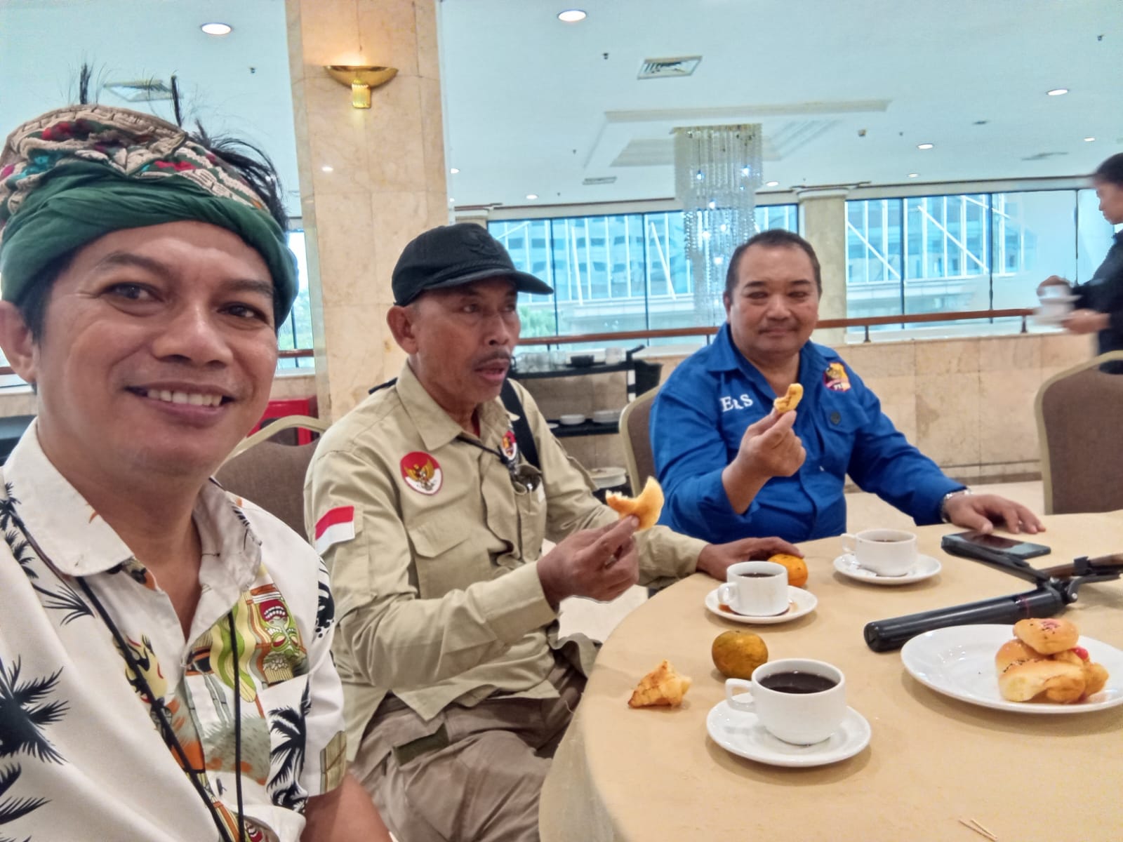 Secangkir Kopi, Semangat Berbagi — Tiga Jurnalis Teguhkan Komitmen Sajikan Informasi Akurat