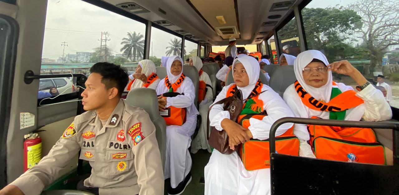 Polres Lingga Bantu Keberangkatan 17 Jamah Umroh, Wujud Nyata Polisi Melayani Masyarakat